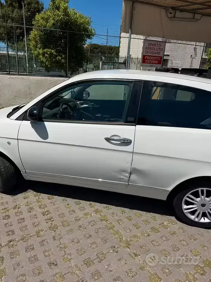 Usata Lancia Ypsilon 75 CV (55 kW) 2011 Bianco Utilitaria