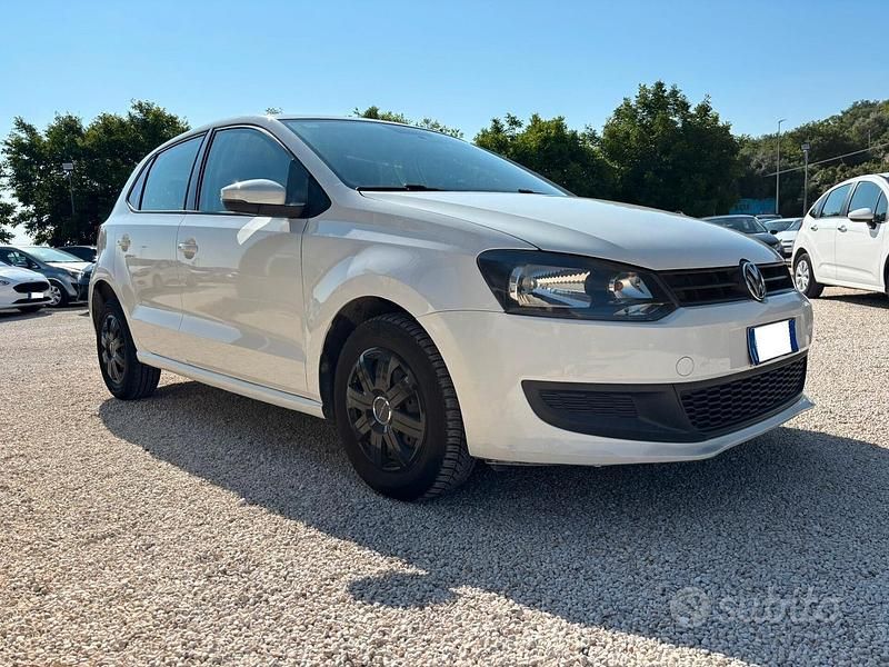 Bianco Usata 2013 VW Polo Tre volumi | 6980 € (Buon prezzo) - Immagine 1/4