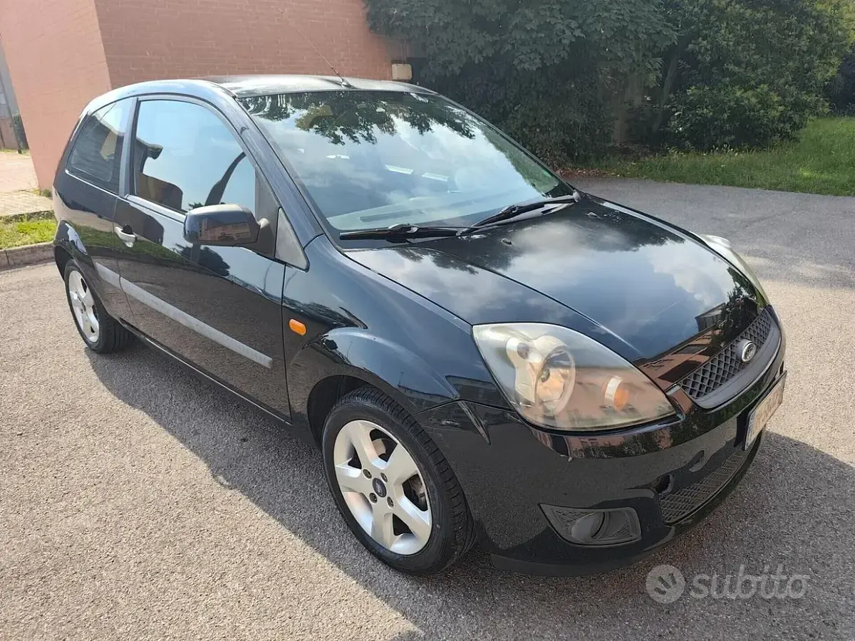 Usata Ford Fiesta 75 CV (55 kW) 2007 Nero Utilitaria