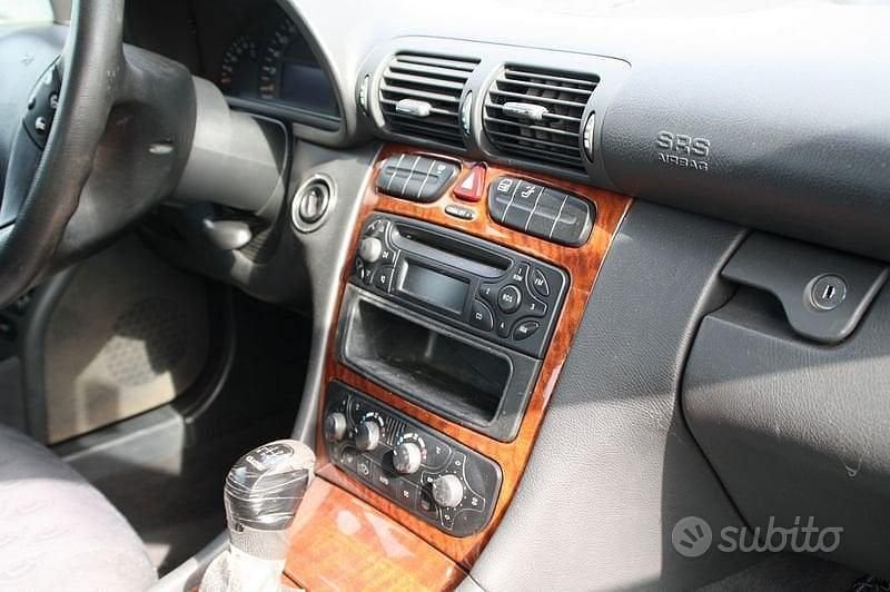 Usata Mercedes C220 Elegance 143 CV (105 kW) 2001 Grigio Berlina