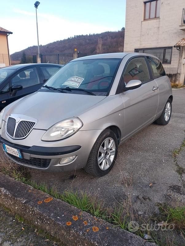 Usata Lancia Ypsilon 70 CV (51 kW) 2004 Grigio Utilitaria