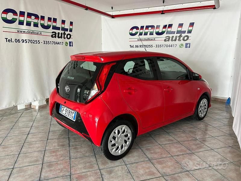Usata Toyota Aygo Connect Style 72 CV (52 kW) 2021 Rosso pastello Utilitaria