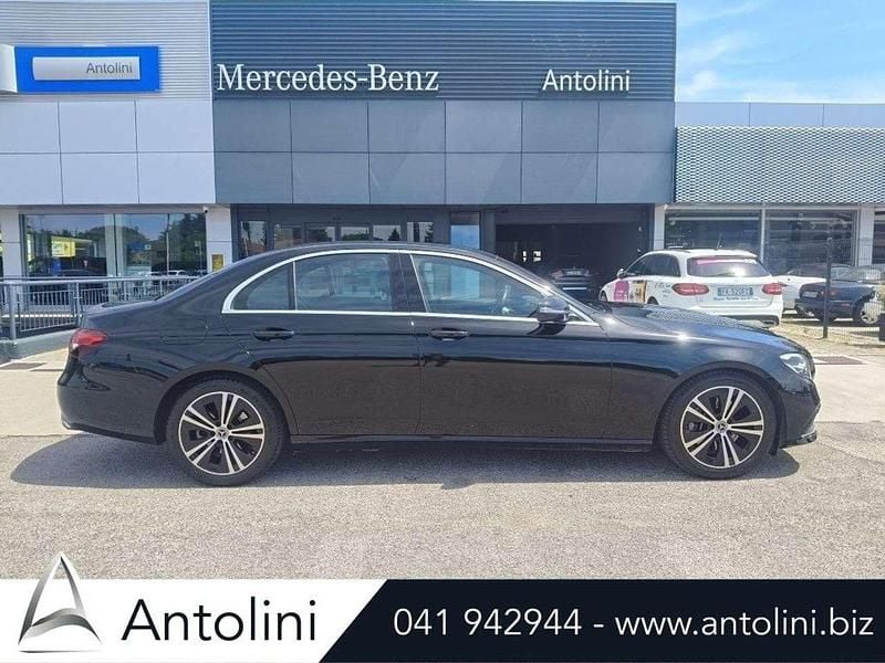 Nero Usata 2021 Mercedes E220 Tre volumi | 34.900 € (Buon prezzo) - Immagine 1/4