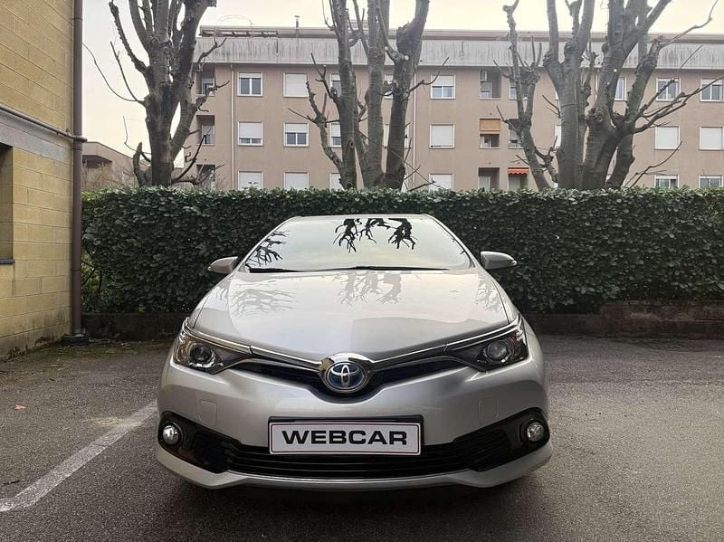 Usata Toyota Auris Hybrid Lounge 99 CV (72 kW) 2018 Argento Berlina