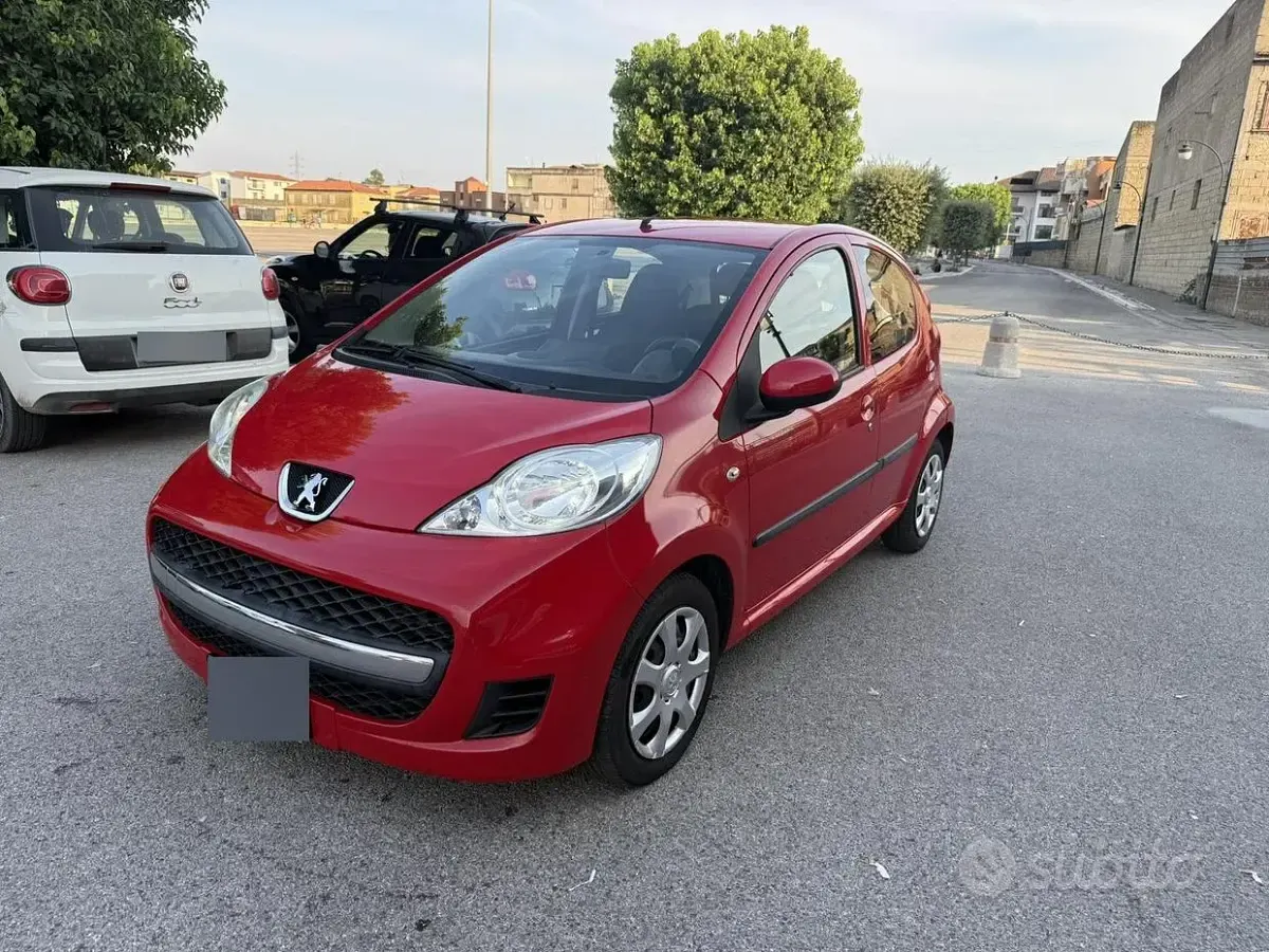 Usata Peugeot 107 68 CV (50 kW) 2011 Rosso Utilitaria