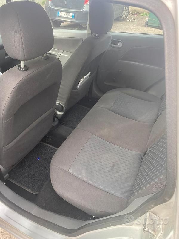 Usata Ford Fiesta Ghia 80 CV (58 kW) 2002 Utilitaria