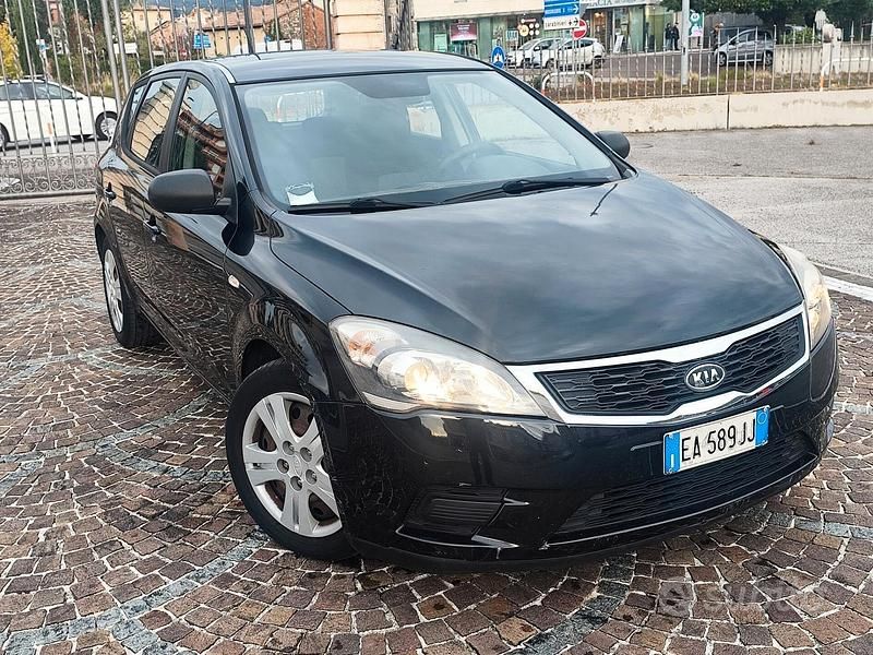 Nero Usata 2010 Kia Ceed EX Due volumi | 2900 € (Super prezzo) - Immagine 1/4