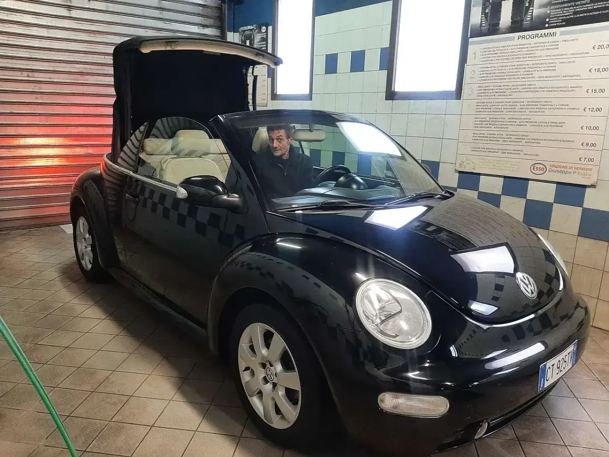 Usata VW New Beetle 102 CV (75 kW) 2005 Nero Utilitaria