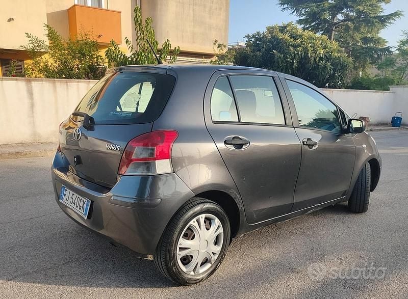 Usata Toyota Yaris 90 CV (66 kW) 2011 Grigio Utilitaria
