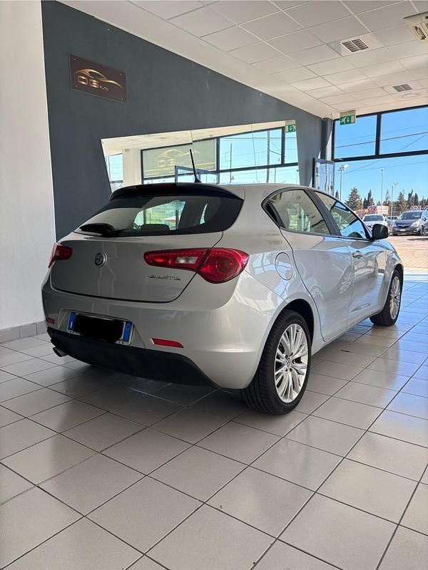 Usata Alfa Romeo Giulietta Super 120 CV (88 kW) 2017 Argento Utilitaria