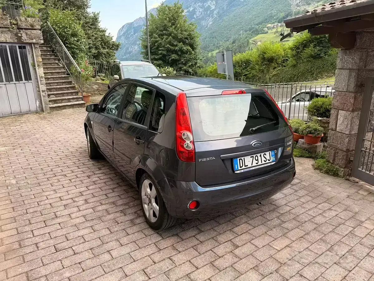 Usata Ford Fiesta 68 CV (50 kW) 2007 Nero Utilitaria