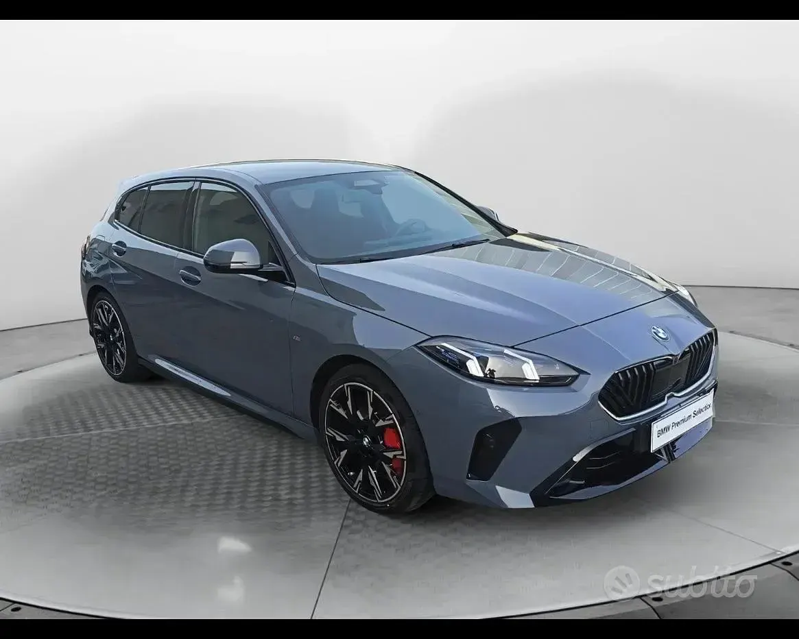 Begagnad BMW 118 M Sport 150 HK (110 kW) 2025 Storm bay metallizzato Halvkombi