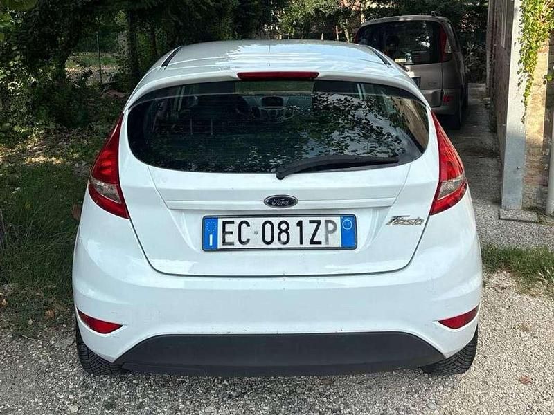 Usata Ford Fiesta 97 CV (71 kW) 2010 Bianco Utilitaria