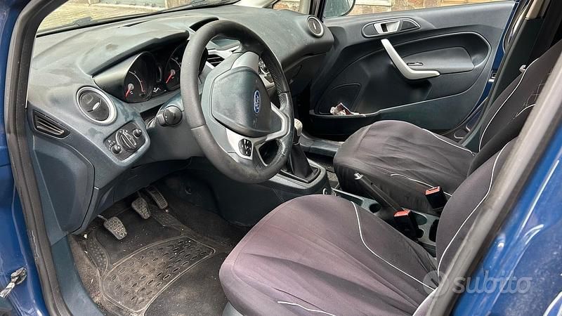 Usata Ford Fiesta 96 CV (70 kW) 2012 Blu Utilitaria