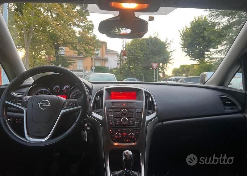 Usata Opel Astra 130 CV (95 kW) 2012 Nero Station wagon