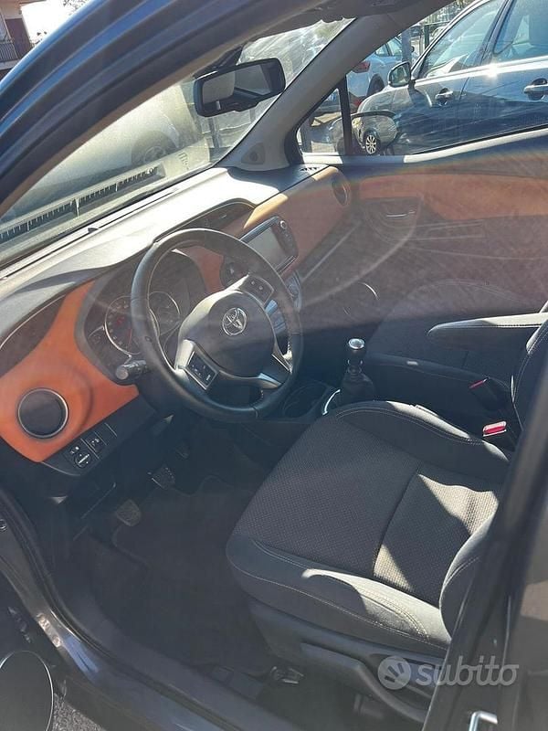 Usata Toyota Yaris Lounge 90 CV (66 kW) 2015 Grigio Berlina