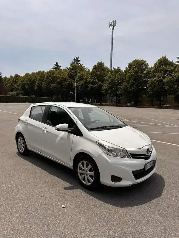 Usata Toyota Yaris Lounge 69 CV (50 kW) 2012 Utilitaria