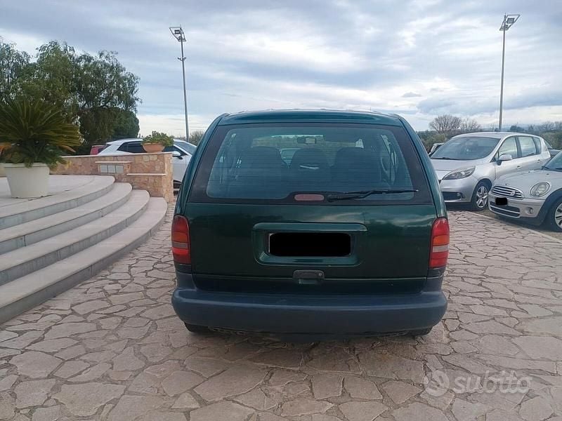 Usata Chrysler Voyager 151 CV (111 kW) 1997 Verde Monovolume