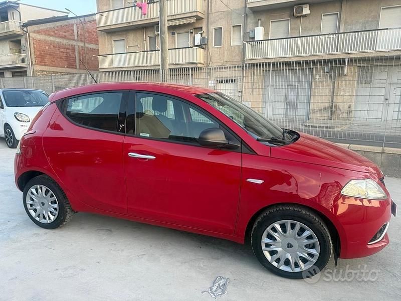 Usata Lancia Ypsilon Platinum 69 CV (50 kW) 2016 Rosso Utilitaria