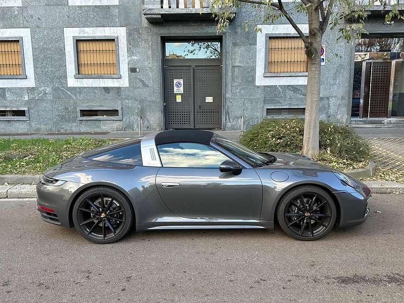 Usata Porsche 992 385 CV (283 kW) 2023 Grigio Cabrio