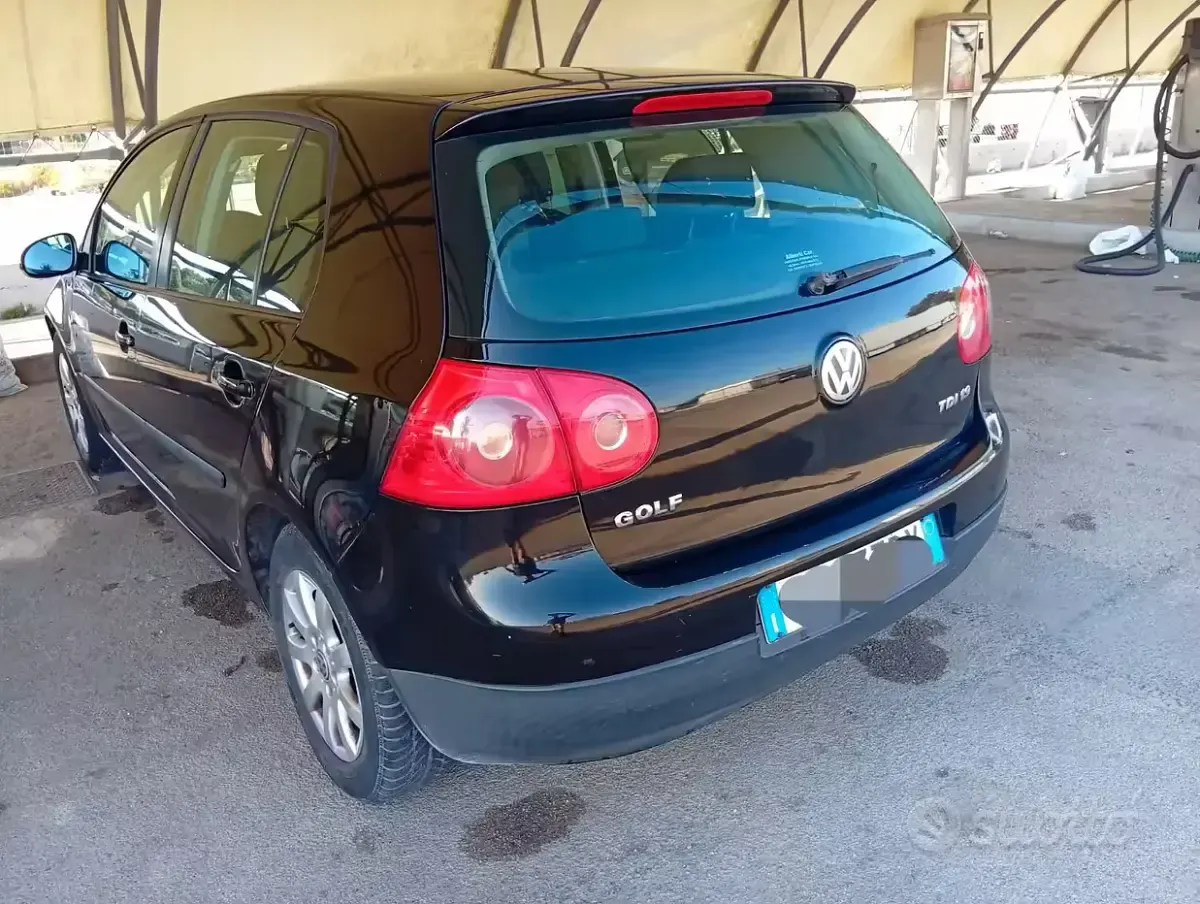 Usata VW Golf V 105 CV (77 kW) 2004 Nero Utilitaria
