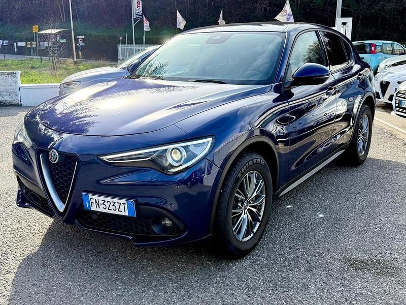 Blu Usata 2018 Alfa Romeo Stelvio Executive SUV | 22.500 € (Buon prezzo) - Immagine 1/4