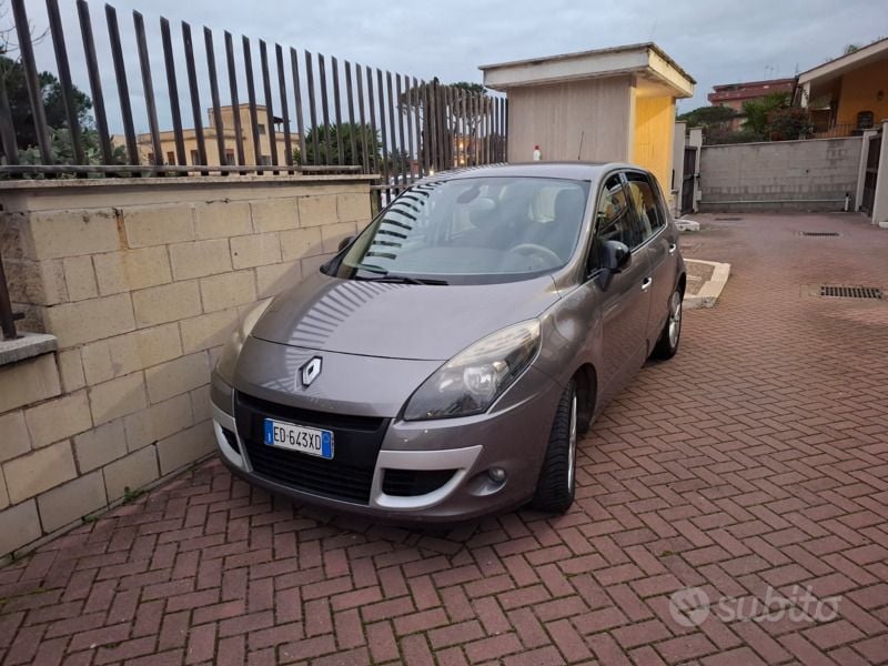 Grigio Usata 2011 Renault Scénic III Monovolume | 3999 € (Buon prezzo) - Immagine 1/4