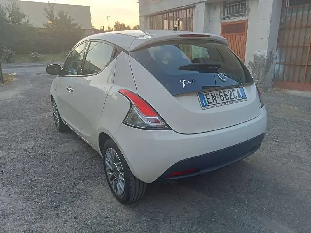 Usata Lancia Ypsilon S 69 CV (50 kW) 2012 Bianco Utilitaria