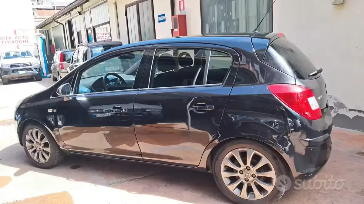 Usata Opel Corsa Enjoy 80 CV (58 kW) 2010 Nero Utilitaria