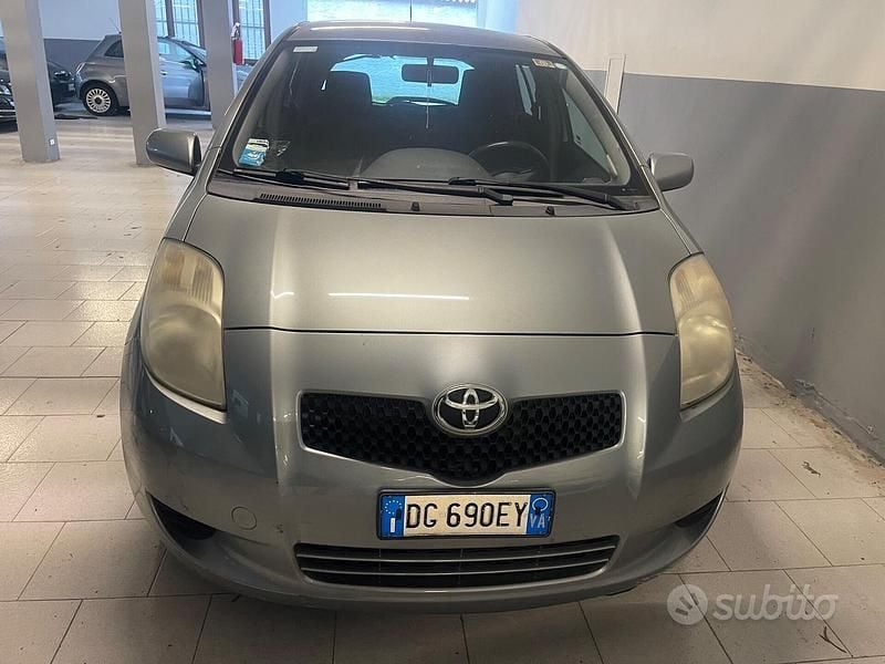 Grigio Usata 2007 Toyota Yaris Sol Tre volumi | 2750 € (Ottimo prezzo) - Immagine 1/4