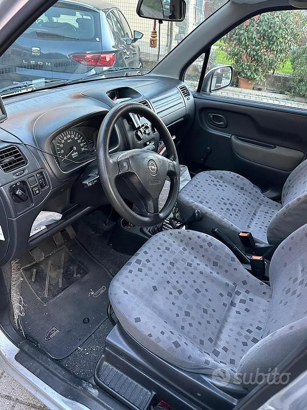Usata Opel Agila 75 CV (55 kW) 2003 Grigio Utilitaria