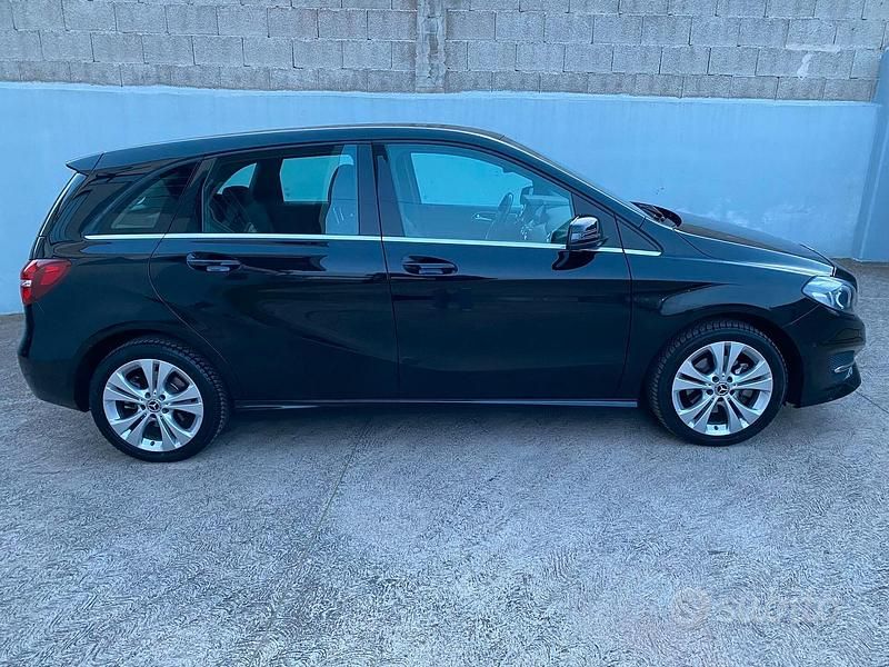 Usata Mercedes B180 136 CV (100 kW) 2018 Nero Monovolume