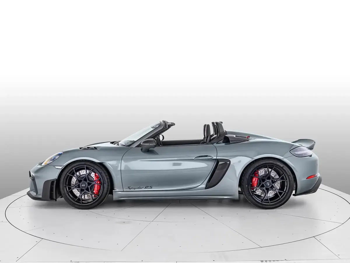 Nuova Porsche 718 Spyder 500 CV (367 kW) 2026 Grigio vanadio metallizzato/capote nera con finiture rosso carminio Cabrio