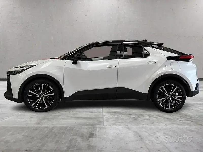 Usata Toyota C-HR Lounge 140 CV (102 kW) 2025 Bianco SUV
