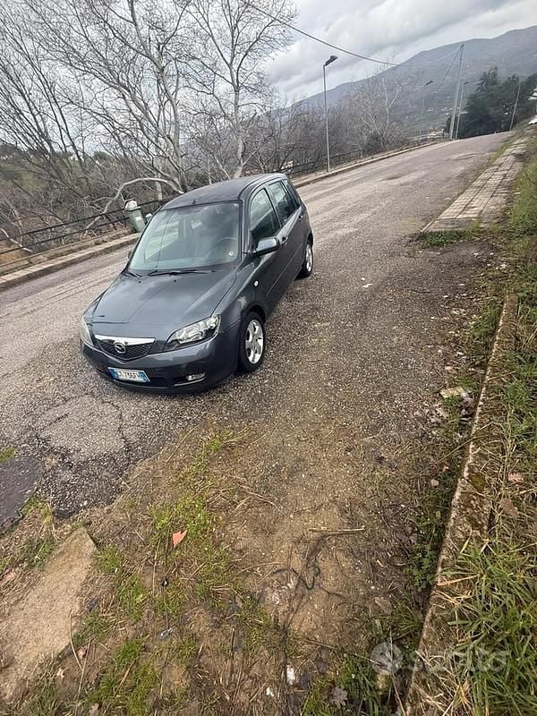 Usata Mazda 2 68 CV (50 kW) 2005 Grigio Utilitaria