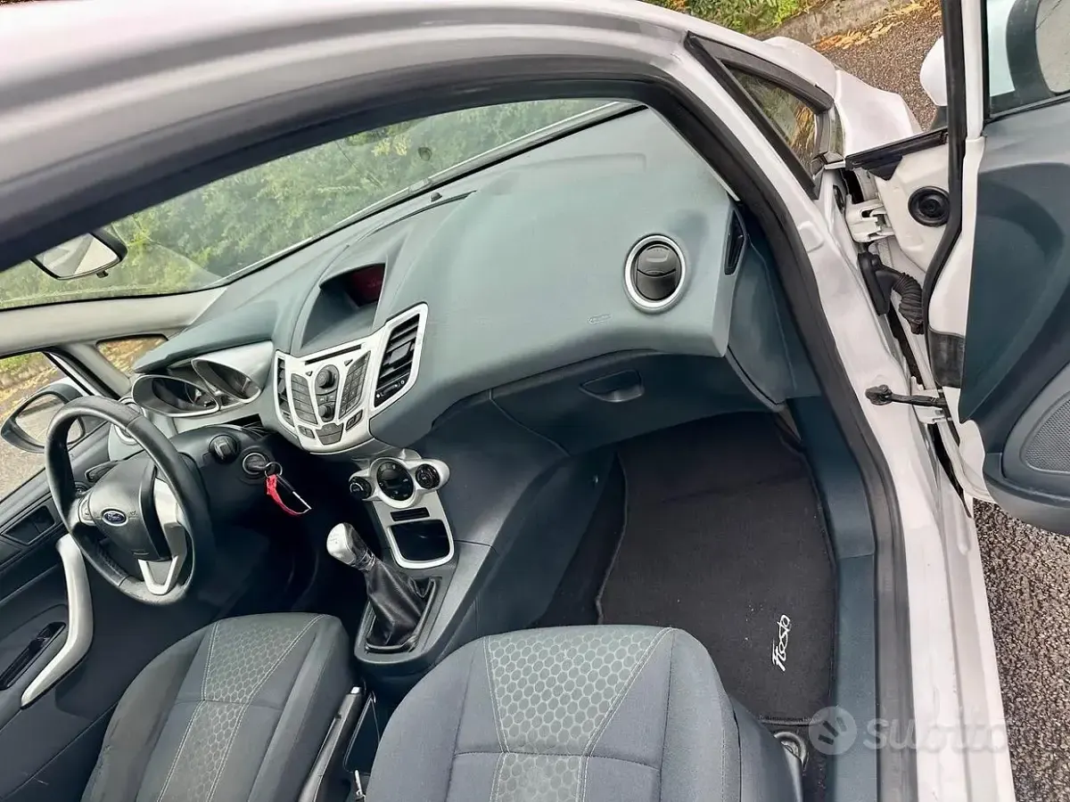 Usata Ford Fiesta 92 CV (67 kW) 2010 Bianco Berlina