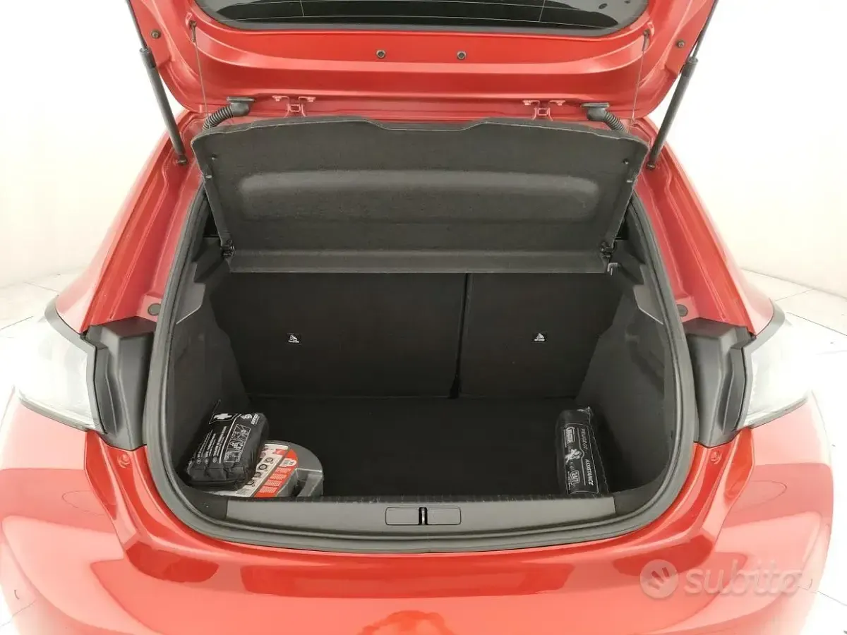Usata Peugeot 208 Allure 101 CV (74 kW) 2019 Rosso Utilitaria