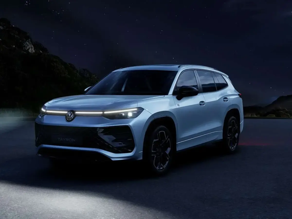 Nuova VW Tayron R-line Plus 150 CV (110 kW) 2026 Dolomite silver metallizzato SUV