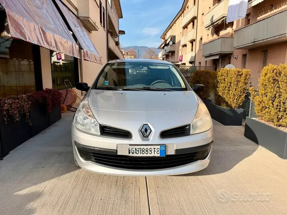 Usata Renault Clio II 75 CV (55 kW) 2007 Grigio Berlina