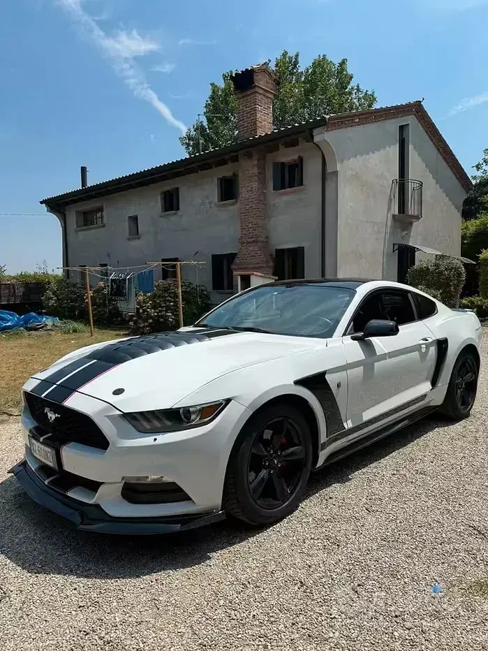 Usata Ford Mustang 291 CV (214 kW) 2022 Bianco Coupé