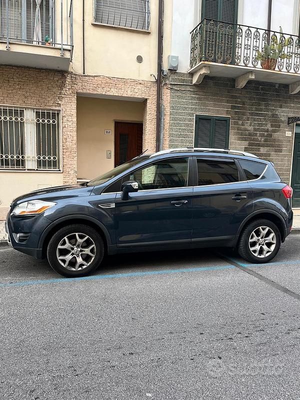 Usata Ford Kuga 140 CV (102 kW) 2010 Blu SUV