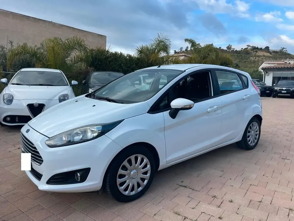 Usata Ford Fiesta 75 CV (55 kW) 2017 Bianco Utilitaria