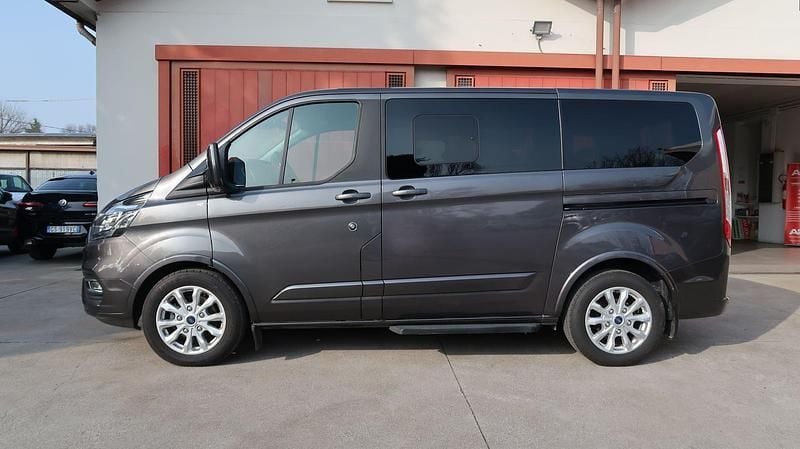 Usata Ford Tourneo Titanium 131 CV (96 kW) 2022 Grigio scuro Monovolume
