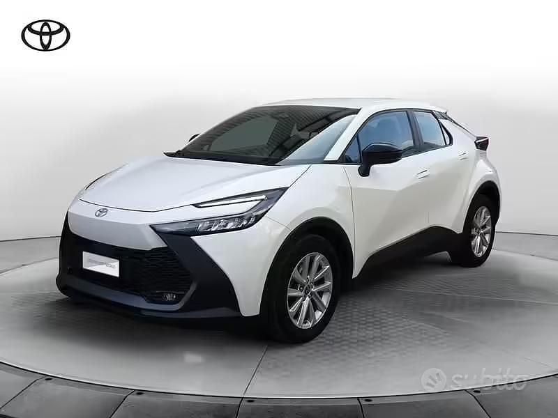 Usata Toyota C-HR Active 140 CV (102 kW) 2024 Bianco SUV