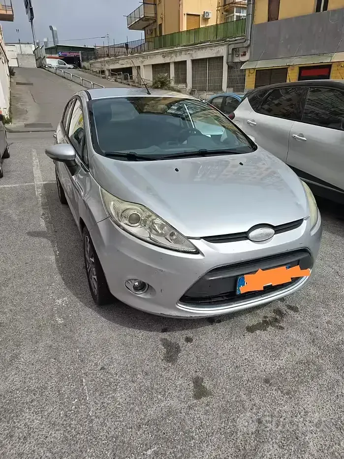 Usata Ford Fiesta Titanium 82 CV (60 kW) 2009 Grigio Utilitaria