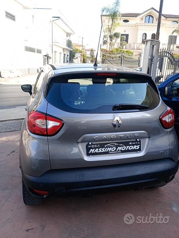 Usata Renault Captur Life 90 CV (66 kW) 2016 Grigio SUV