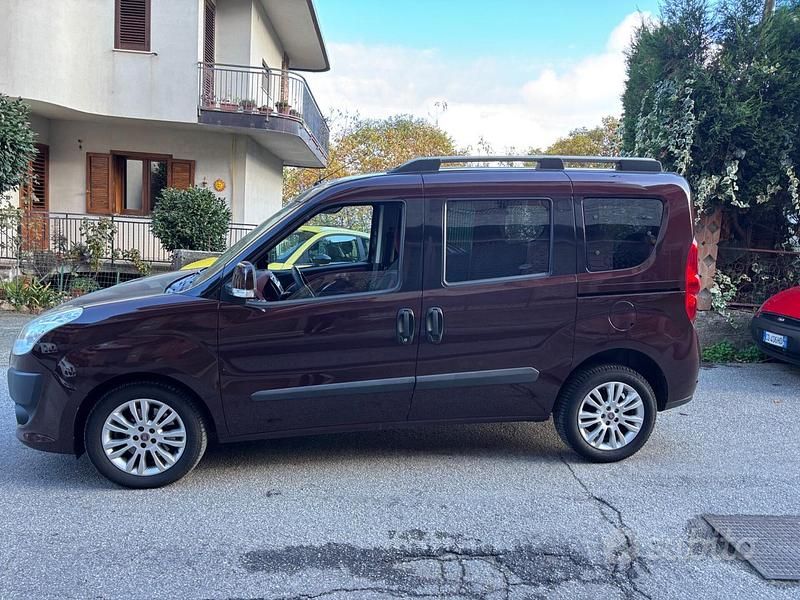 Usata Fiat Doblò Emotion 105 CV (77 kW) 2011 Marrone Monovolume