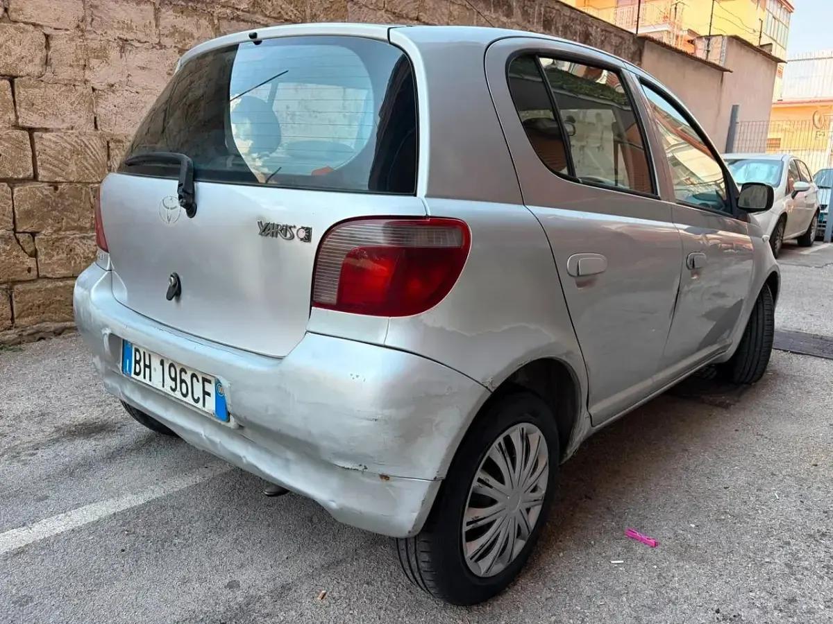 Usata Toyota Yaris Sol 68 CV (50 kW) 2000 Argento Berlina