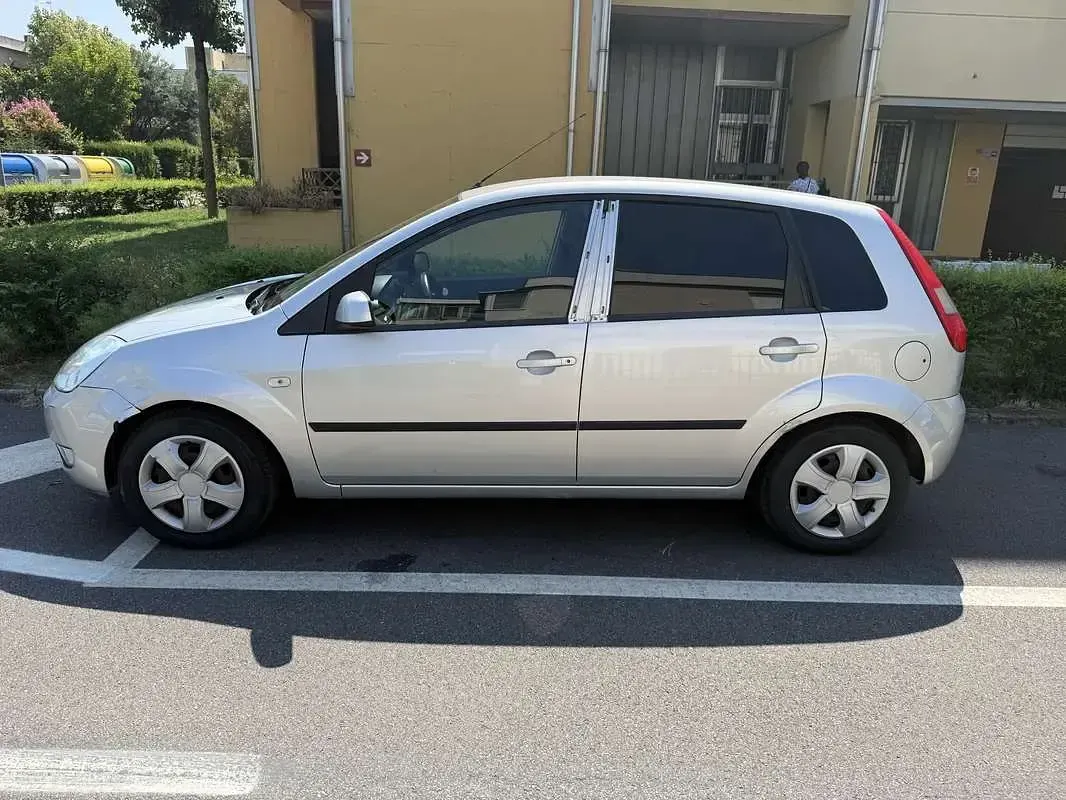 Usata Ford Fiesta Ambiente 75 CV (55 kW) 2005 Utilitaria