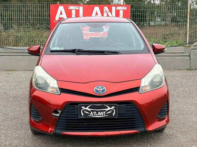 Usata Toyota Yaris Hybrid Lounge 75 CV (55 kW) 2013 Arancione Berlina